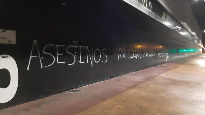 Pintadas en el Estadio El Plantío tras la muerte violenta de Sergio Delgado