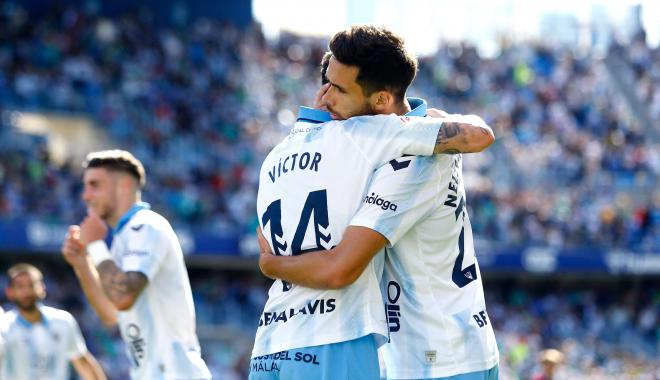 Víctor García y Nelson Monte se abrazan tras un gol en La Rosaleda. (MCF)