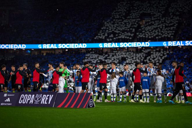 El saludo entre los jugadores de la Real Sociedad y Mallorca