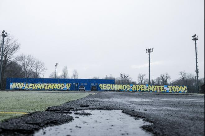 El Requexón, con una pancarta dirigida a los jugadores (Foto: Real Oviedo).