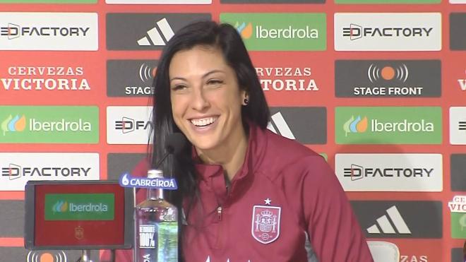 Jenni Hermoso, sonriente en su vuelta a la sala de prensa de la selección española.