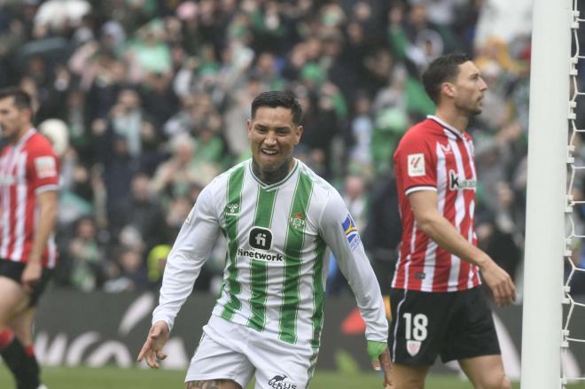 El Chimy Ávila celebra su gol ante el Athletic (foto: Kiko Hurtado).