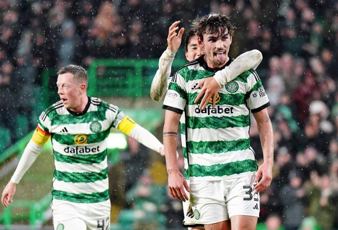 Matt O'Riley celebrando un gol con el Celtic (Foto: Cordon Press).