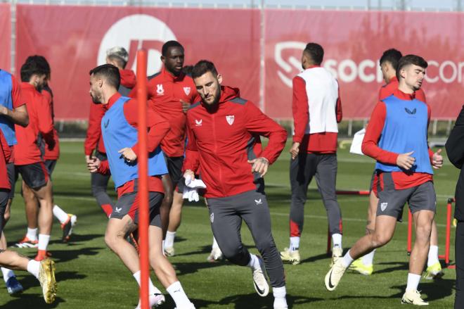 Nemanja Gudelj en el entrenamiento del Sevilla FC (foto: Kiko Hurtado).