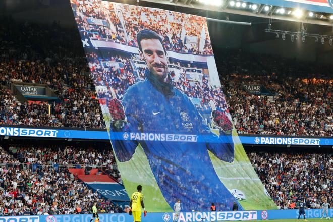 El tifo de la afición del PSG en apoyo a Sergio Rico (Foto: Cordon Press)