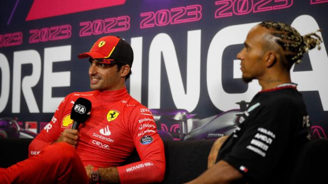 Carlos Sainz y Lewis Hamilton, en 2023 (Foto: Cordon Press).