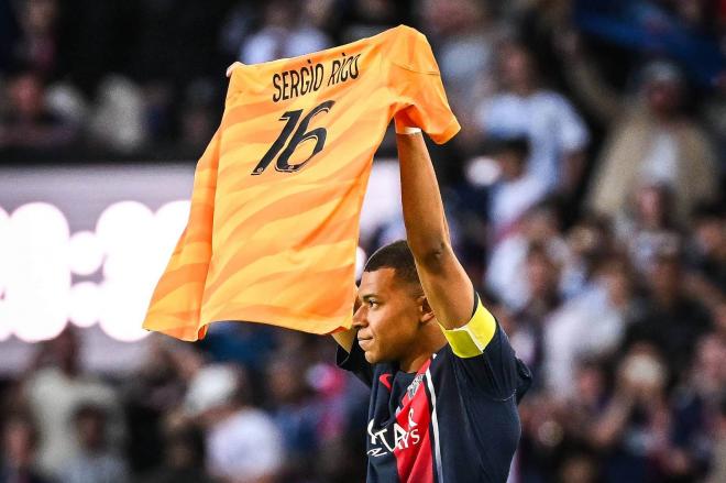 Kylian Mbappé mostrando la camiseta de Sergio Rico en el PSG (Foto: Cordon Press)