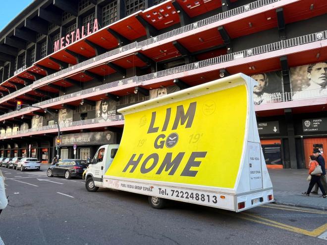 La furgoneta de la manifestación contra Peter Lim: 