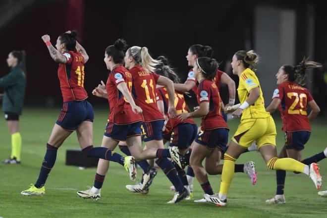 Las jugadoras de España, celebrando el triunfo tras el pitido final (Kiko Hurtado)