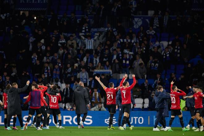 Los jugadores del Mallorca celebran con su afición en Donosti (Foto: Europa Press).