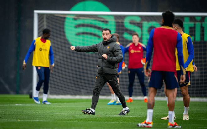 Xavi Hernández dando instrucciones en un entrenamiento del Barça (Foto: FCB).
