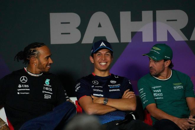 Fernando Alonso y otros pilotos, en Bahréin (Foto: Cordon Press).