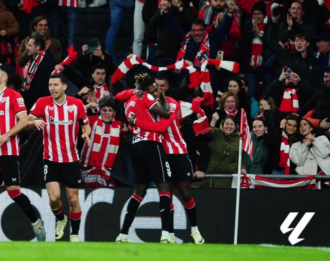 Abrazo entre los hermanos Williams después del gol de Iñaki al Atlético en San Mamés (Foto: LALIGA).