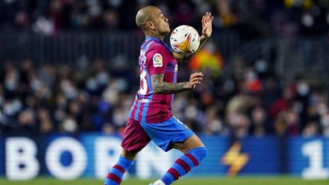 Dani Alves controla un balón en el Barcelona-Athletic (Foto: Cordon Press).