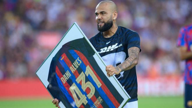 Dani Alves, homenajeado por el Barça durante el Torneo Joan Gamper de 2022 (Cordon Press)