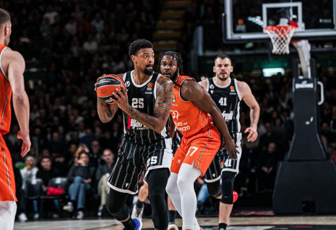 Valencia Basket en la pista de la Virtus Segafredo Bologna (87-74)