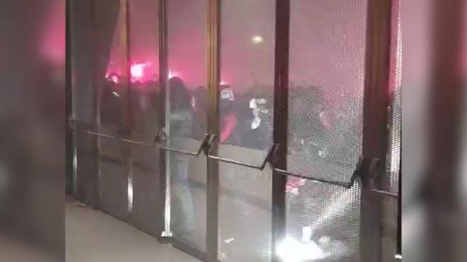 Un grupo de radicales del Athletic se salta el cordón policial: la Ertzaintza, obligada a refugiar