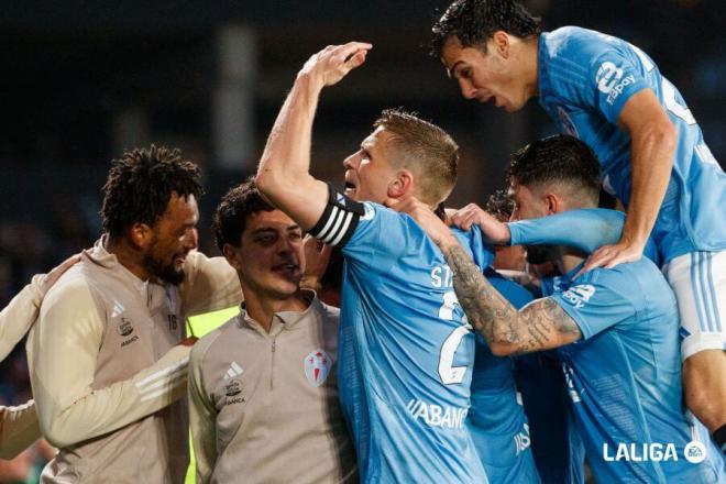 El Celta celebra el gol de Mingueza al Almería (Foto: LaLiga).