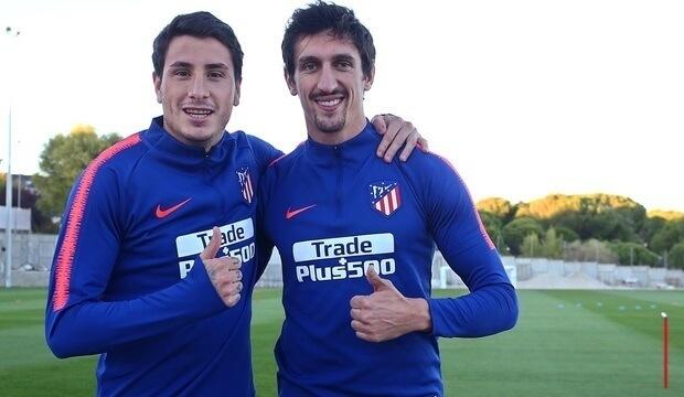 Giménez y Savic en un entrenamiento con el Atlético de Madrid (Foto: Europa Press)