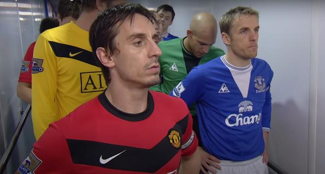 Phil Neville y Gary Neville en el túnel de vestuarios del Everton-Manchester United de la 2009-10