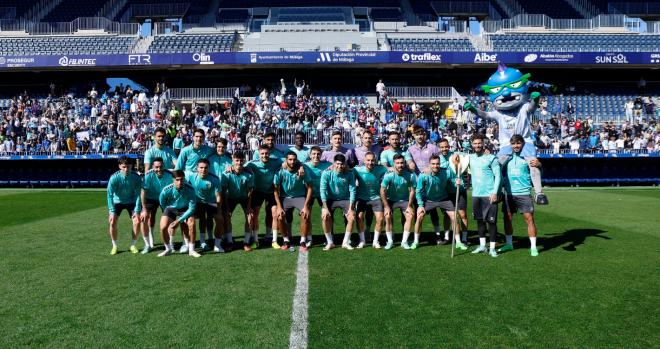 Los jugadores del Málaga estuvieron acompañados por más de mil malaguistas en el entrenamiento.