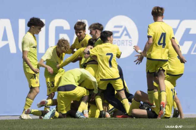 Los jugadores del Villarreal celebran su gol ante el Barça (FOTO: LALIGA FC Futures).