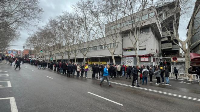 La afición del Rayo protesta con sacar el estadio fuera de Vallecas (Union Rayo)