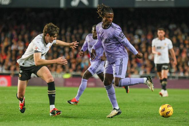 Eduardo Camavinga da un pase en el Valencia-Real Madrid (Foto: Cordon Press).