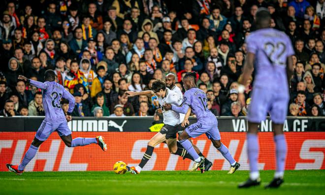 Javi Guerra, ante el Real Madrid (Foto: Valencia CF).