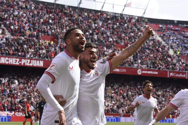 En-Nesyri e Isaac Romero, celebrando un gol ante la Real (Foto: Kiko Hurtado).