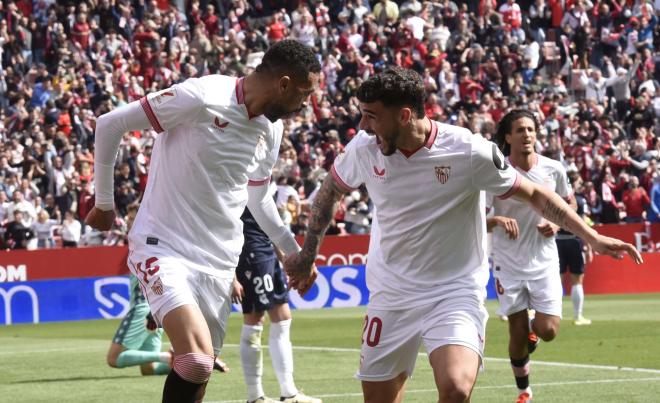 En-Nesyri e Isaac Romero, celebrando un gol ante la Real (Foto: Kiko Hurtado).