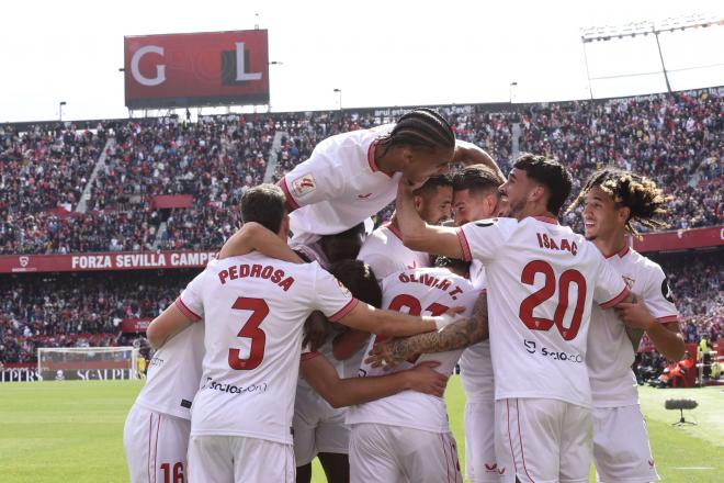 Badé, Ramos, Hannibal y Pedrosa, celebrando uno de los goles de En-Nesyri ante la Real (Foto: Kiko Hurtado).