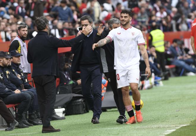 Quique Sánchez Flores saluda a Isaac Romero en el Sevilla-Real Sociedad (Foto: Kiko Hurtado).