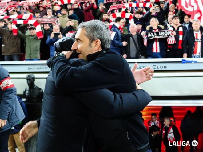 Xavi Hernández y Ernesto Valverde, técnicos de Barça y Athletic Club, se abrazan en San Mamés (Foto: LALIGA).