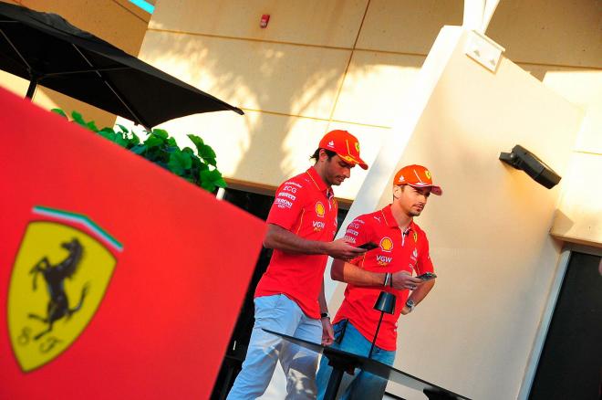 Carlos Sainz y Charles Leclerc, en Bahréin (Foto: Cordon Press).