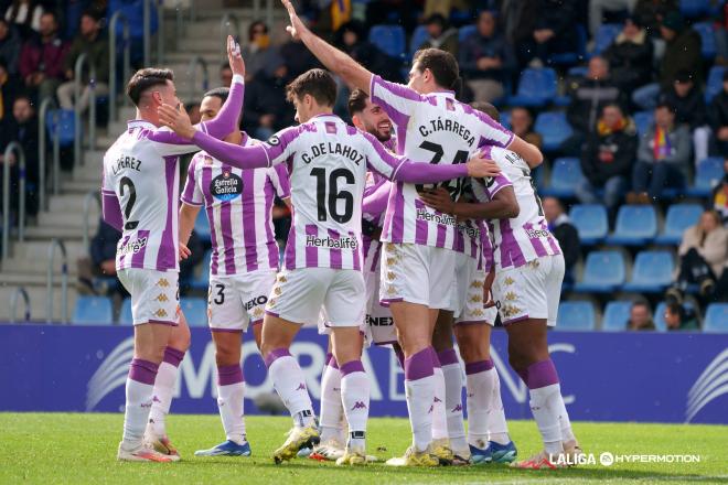 Los jugadores del Valladolid celebran el gol de Boyomo al Andorra (Foto: LALIGA).