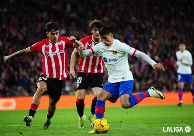 Los jugadores del Athletic Club Beñat Prados y Unai Gómez presionando al Barça (Foto: LALIGA).