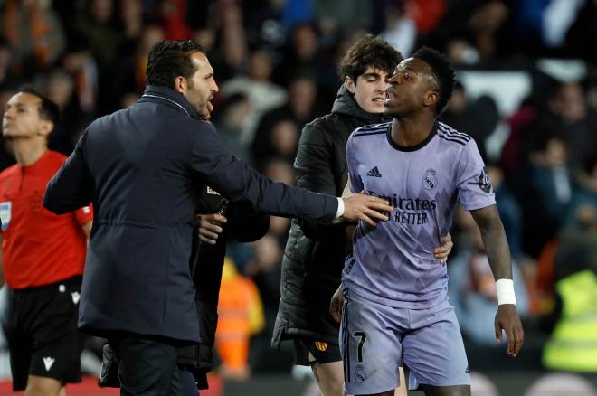 Vinicius protesta el no gol de Jude Bellingham en el Valencia-Real Madrid (Foto: EFE).