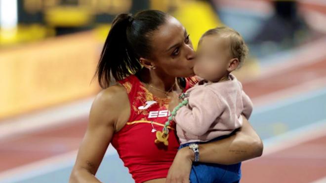 Ana Peleteiro con su hija Lúa en la pista de Glasgow (Foto: @atletismoRFEA).