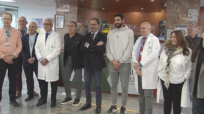 Ricky Rubio y Sergio Scariolo junto a los médicos.