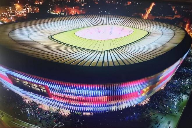 San Mamés, 'La catedral', en una noche de partido (Foto: Athletic Club).