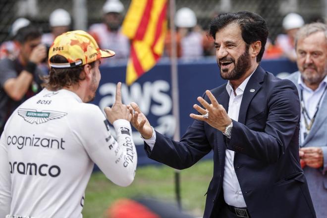 Ben Sulayem y Fernando Alonso, durante un Gran Premio. (Foto: Europa Press).