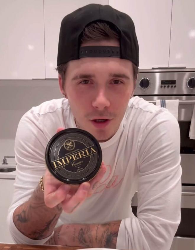 Brooklyn Beckham con el caviar para su receta (Captura de @brooklynpeltzbeckham).