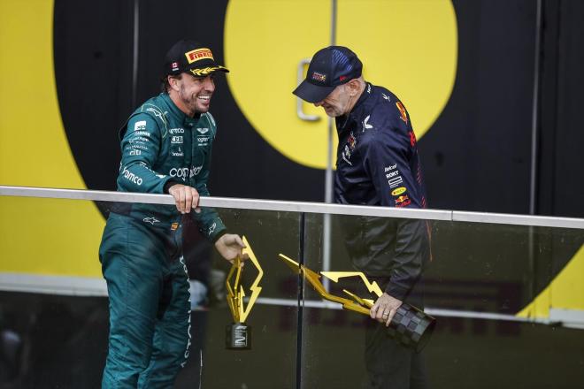 Fernando Alonso comparte podio con Adrian Newey. (Europa Press)