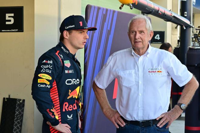 Max Verstappen y Helmut Marko, charlando durante la disputa de un Gran Premio. (Foto: Cordon Press)