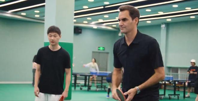 Roger Federer jugando al ping-pong. (Fuente: Uniqlo)
