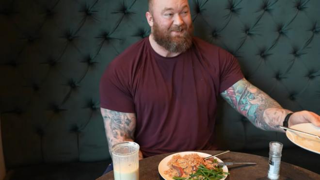 Thor Björnsson y su dieta de 8.000 calorías (Canal YouTube @Hafthorjulius).