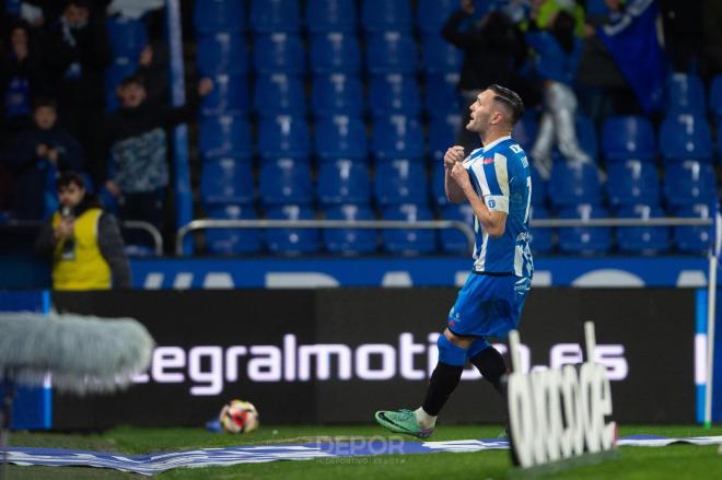 Lucas Pérez celebra un gol en RIazor (Foto: RC Deportivo).