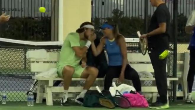 El gesto cariñoso de Tsitsipas a Paula Badosa durante un torneo de exhibición (@TennisChannel)