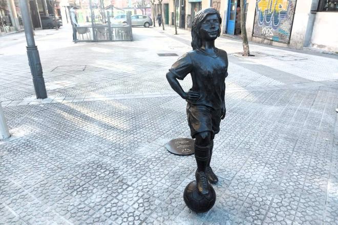 Estatua de una niña con balón mirando a San Mamés por la final de la UEFA Women's Champions League (Foto: El Desmarque Bizkaia).